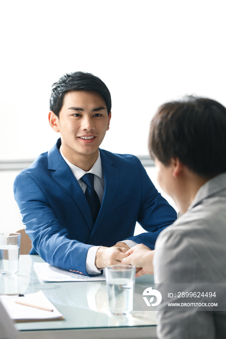 商务男女在办公室