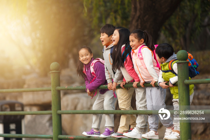 小学生在户外玩耍