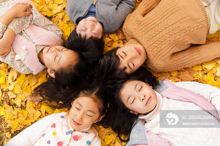 可爱的男孩女孩躺在地上