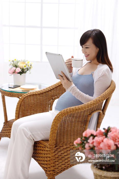 孕妇看平板电脑