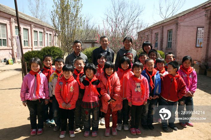 乡村小学生和老师在教室外