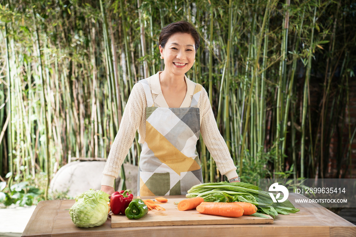 庭院内准备食材的中年女性肖像