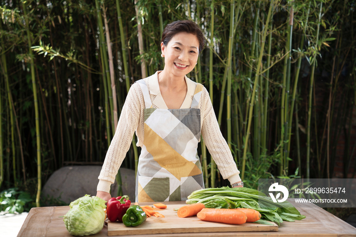 庭院内准备食材的中年女性肖像