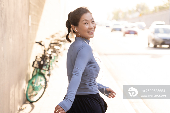 中年女子在马路旁健身