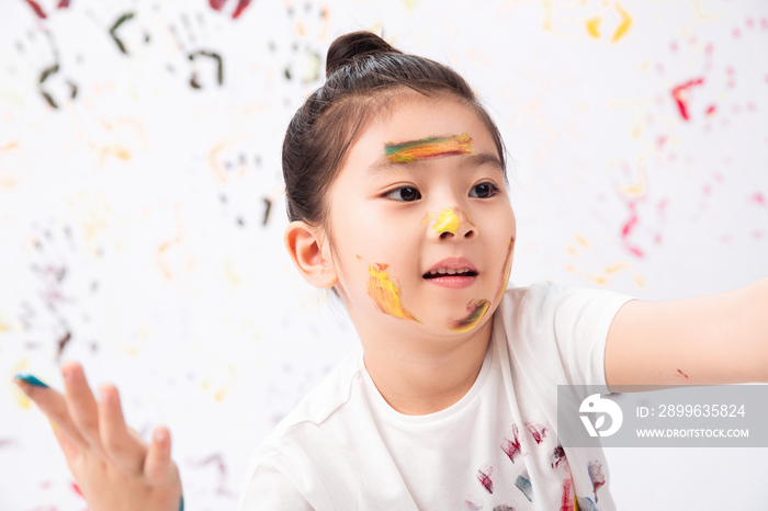 脸上涂满颜料的小女孩