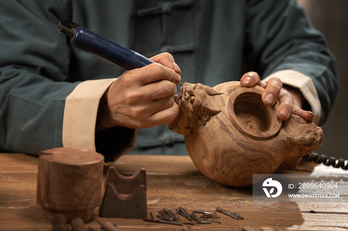 雕刻师在工作室里专注雕刻工艺品