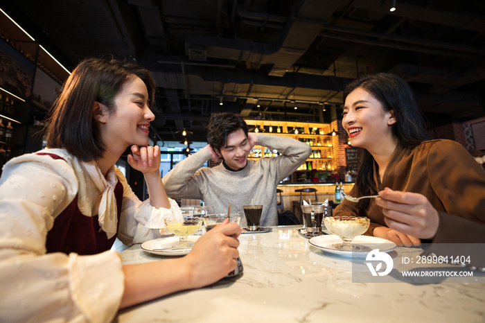 餐吧内聊天的年轻朋友