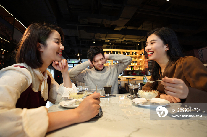 餐吧内聊天的年轻朋友