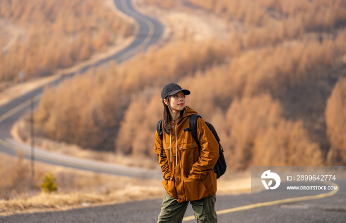 年轻女子徒步旅行