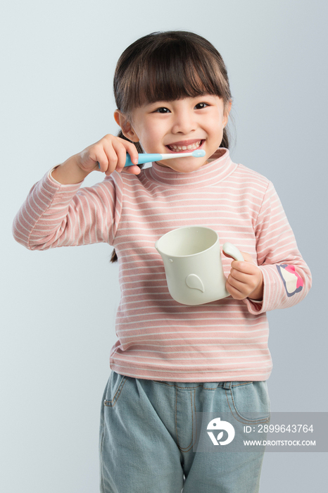 可爱的小女孩正在刷牙