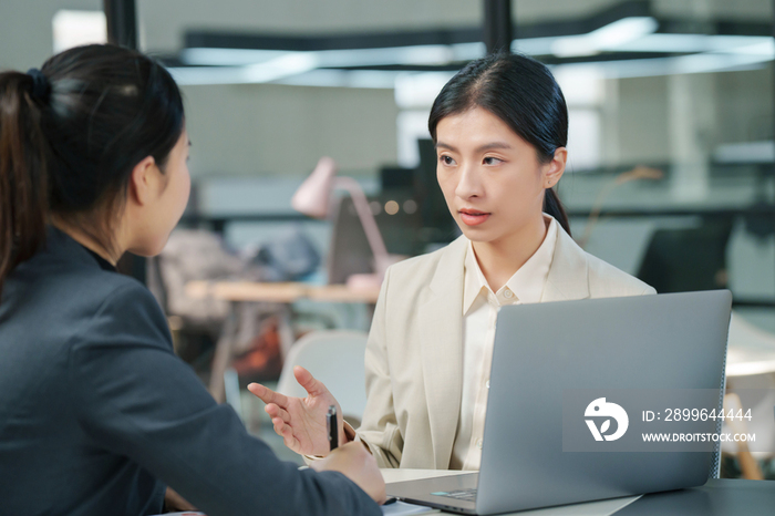 青年女设计师和顾客交谈