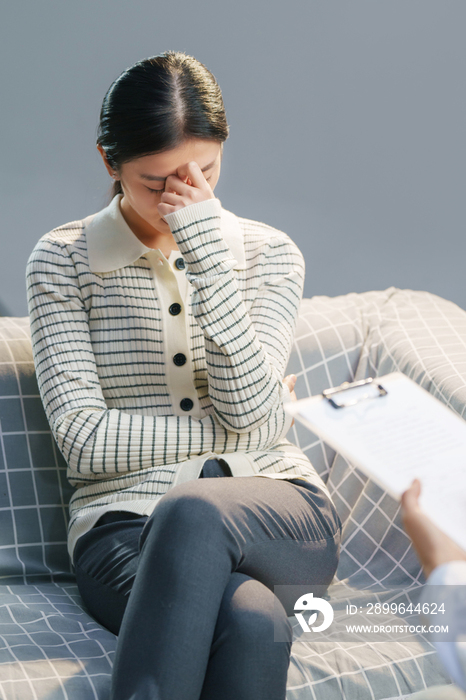 青年女人和心理医生交谈