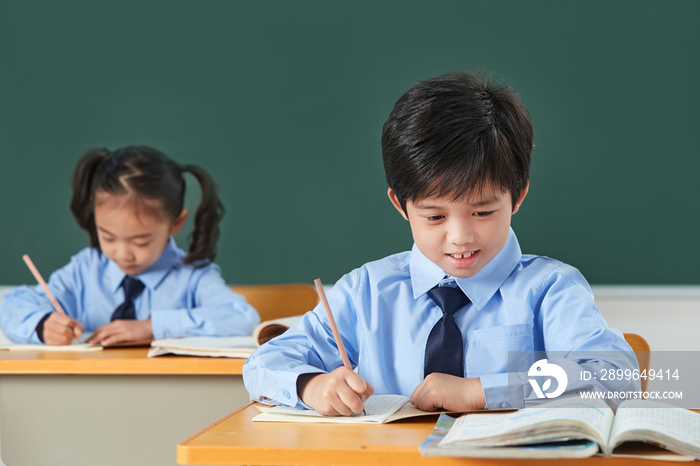 小学生在教室里上课