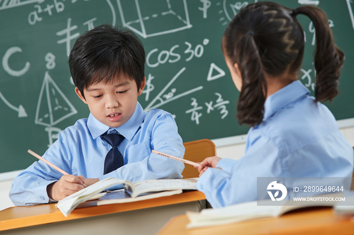 小学生在教室里上课