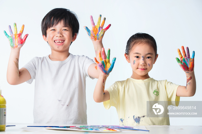 手上涂满颜料的小学生