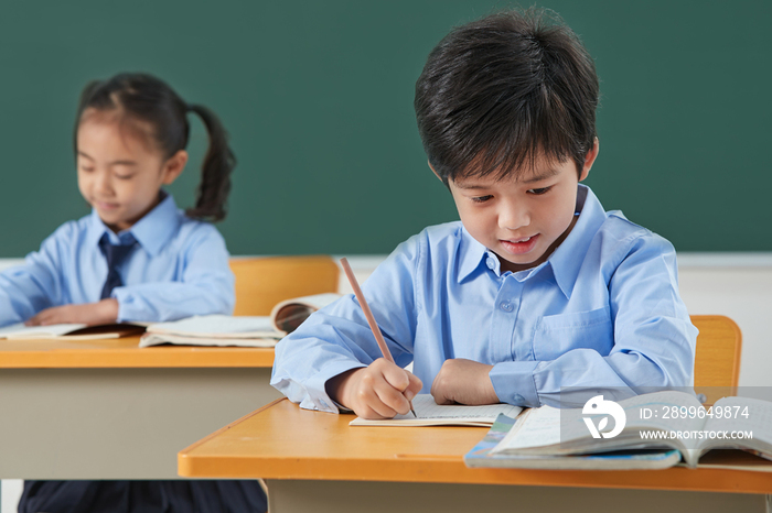 小学生在教室里上课