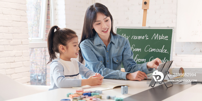 家教老师辅导小学生学习英语