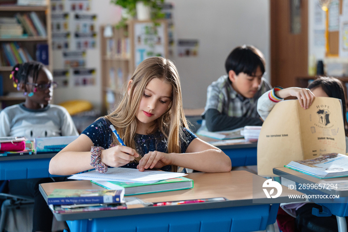 国际学校学生在教室里学习