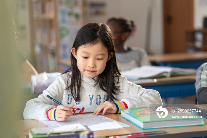 国际学校学生在教室里上课