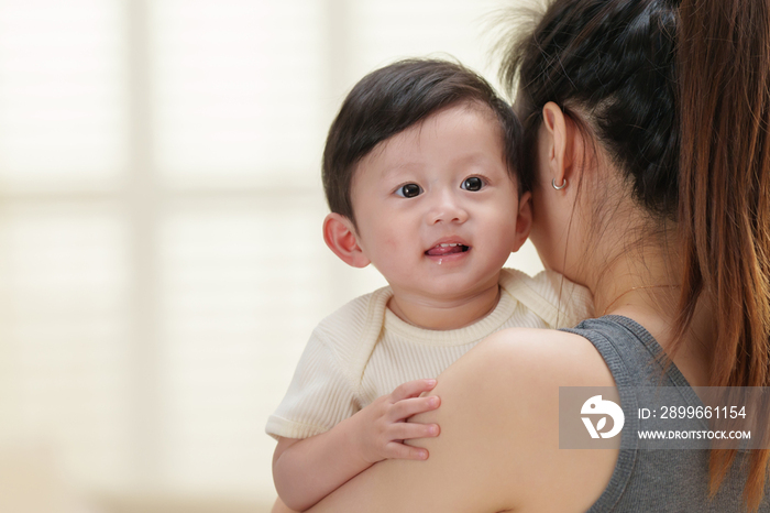 年轻妈妈抱着可爱的宝宝