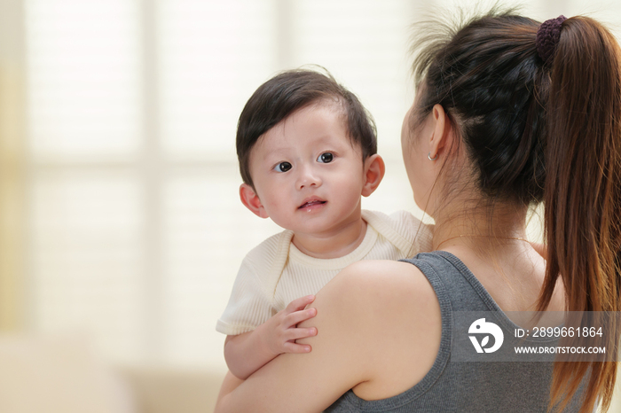 年轻妈妈抱着可爱的宝宝