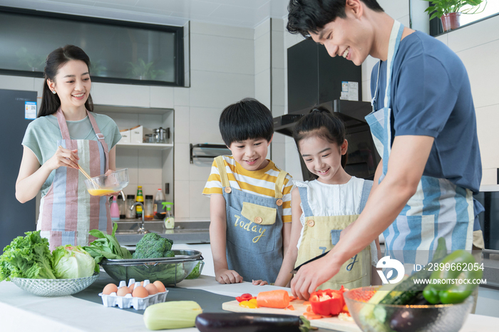 年轻父母教孩子学做饭