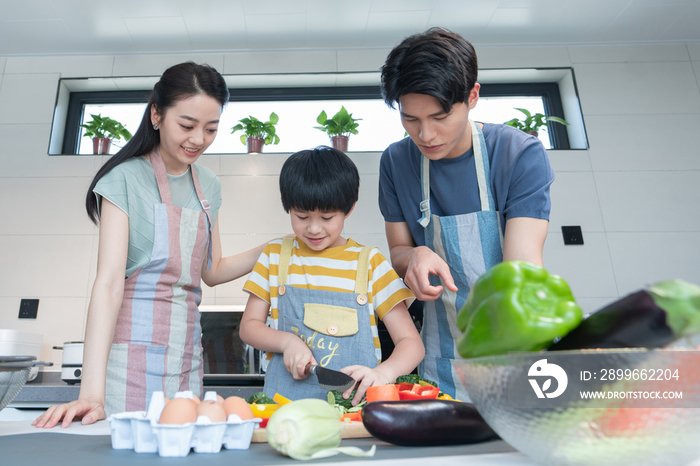 年轻父母教儿子学做饭