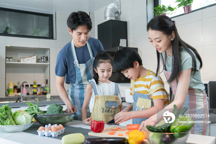 年轻父母教孩子学做饭