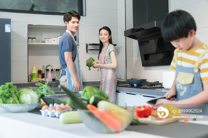 年轻父母教儿子学做饭