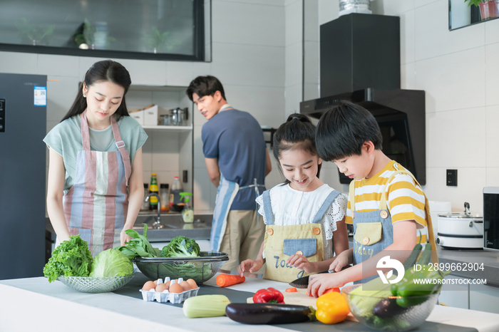 年轻父母教孩子学做饭