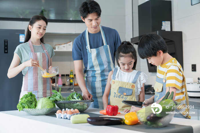 年轻父母教孩子学做饭