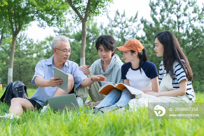 老师和大学生坐在校园里交谈