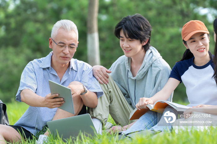 老师和大学生坐在校园里交谈