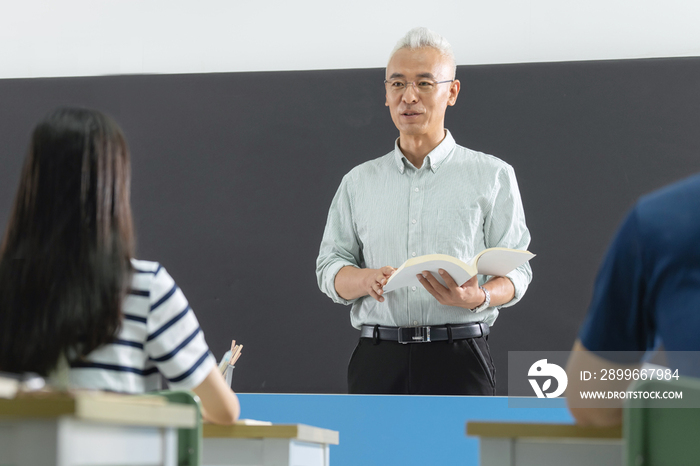 大学老师给学生们上课