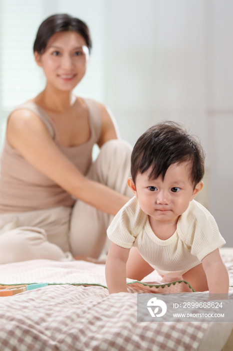 年轻妈妈陪伴宝宝玩耍