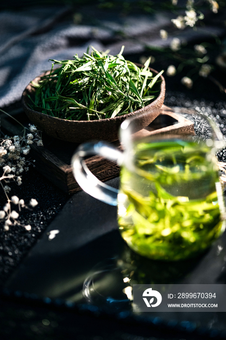 一杯茶水和茶叶