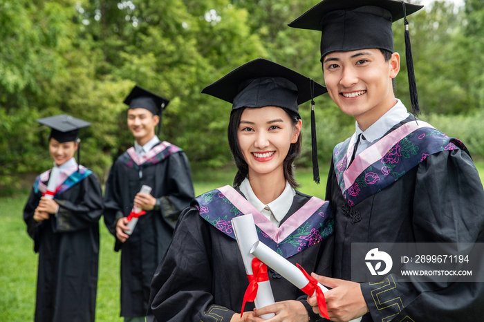 户外穿着学士服的大学生们