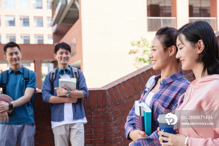 刚下课的大学生在校园里