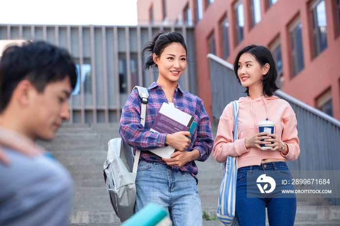 刚下课的大学生在校园里