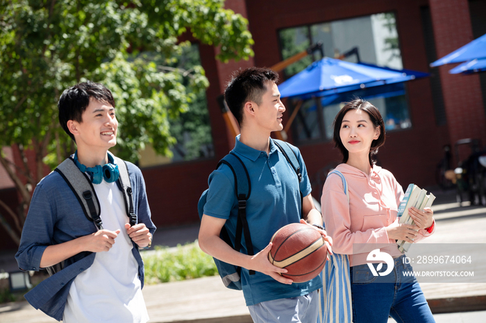 下课后的大学生在校园里