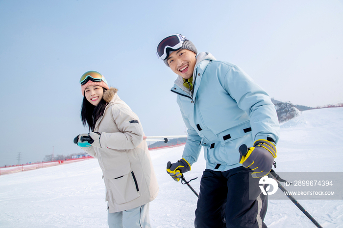 快乐的青年伴侣在滑雪场滑雪