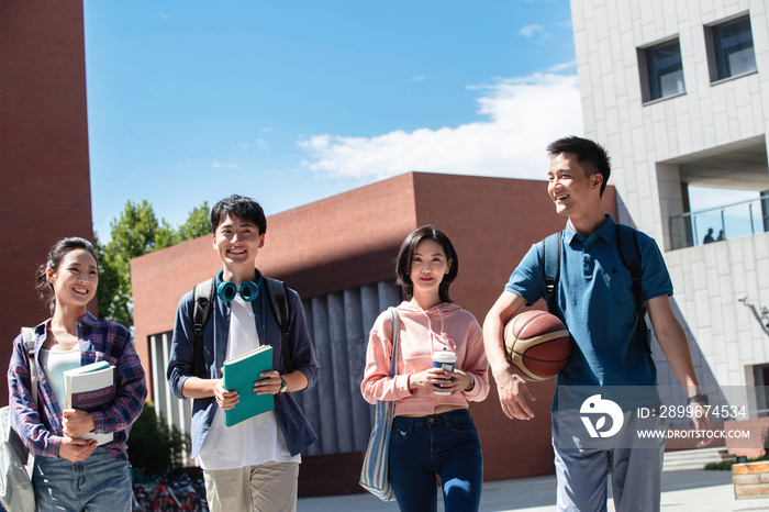 下课后的两对大学生情侣在校园里