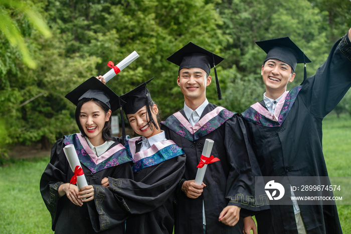 户外穿着学士服的大学生们