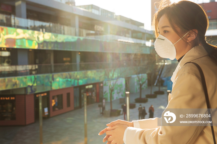 戴口罩的青年女人