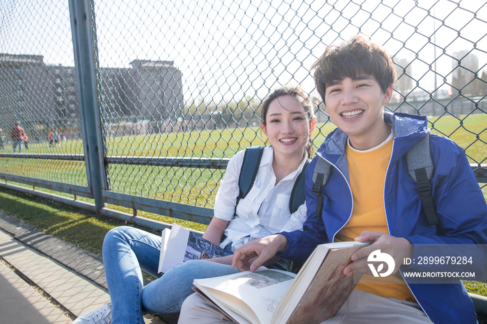 快乐的青年大学生情侣