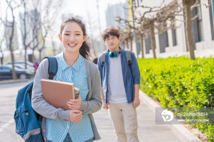 大学生情侣在校园里