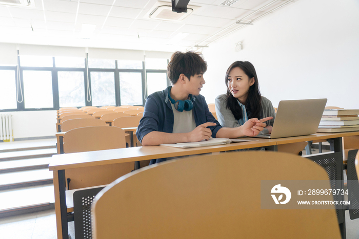 大学生在教室里学习