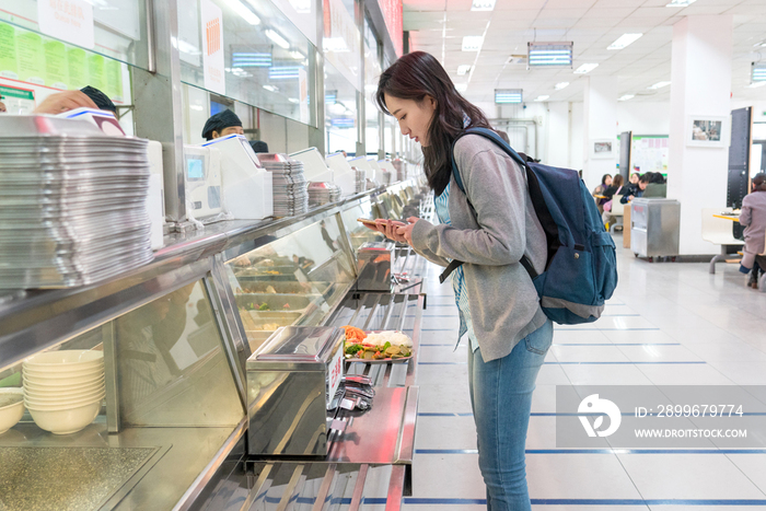 大学生在食堂里用餐