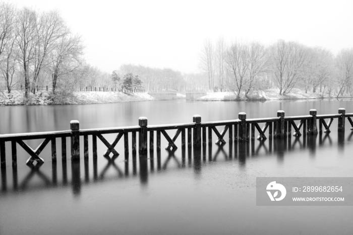 下雪后的湖边风景