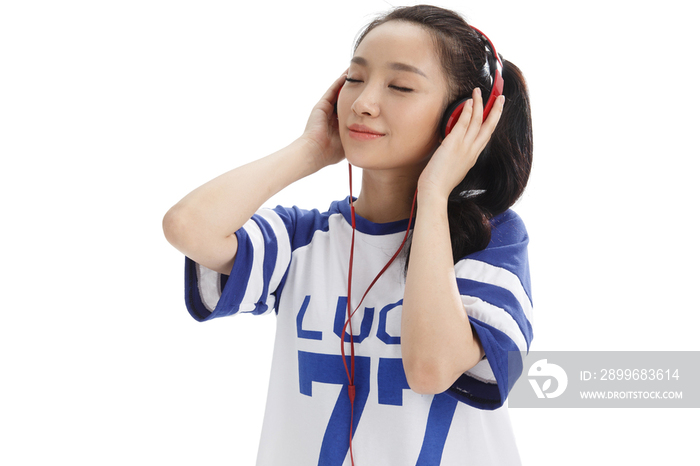 年轻女孩戴耳机听音乐